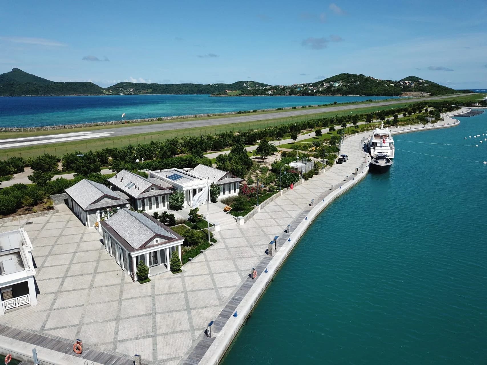 Canouan'daki Sandy Lane Yat Kulübü'nün marinası ve köşkleri