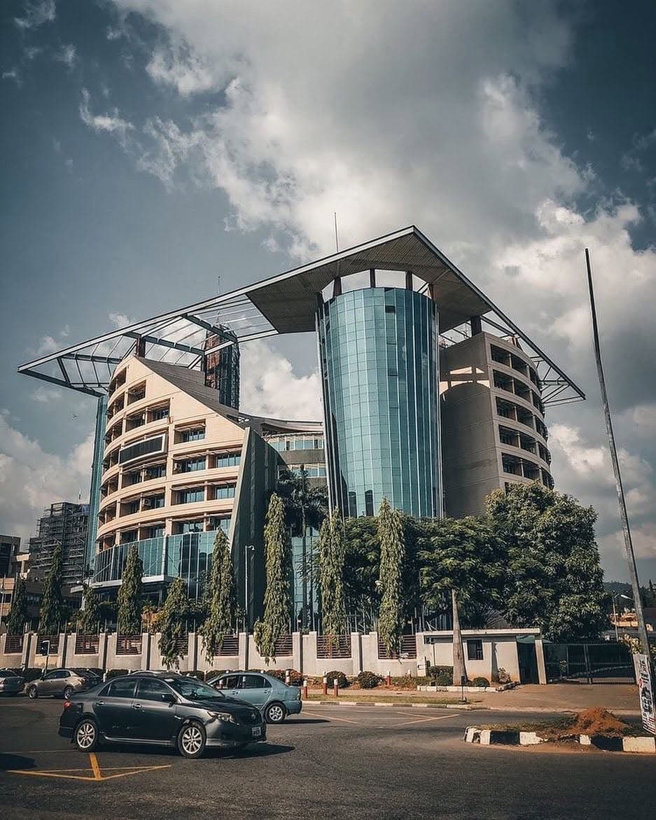Abuja'daki EFCC genel merkezi, geniş bir çatının altında cam kule