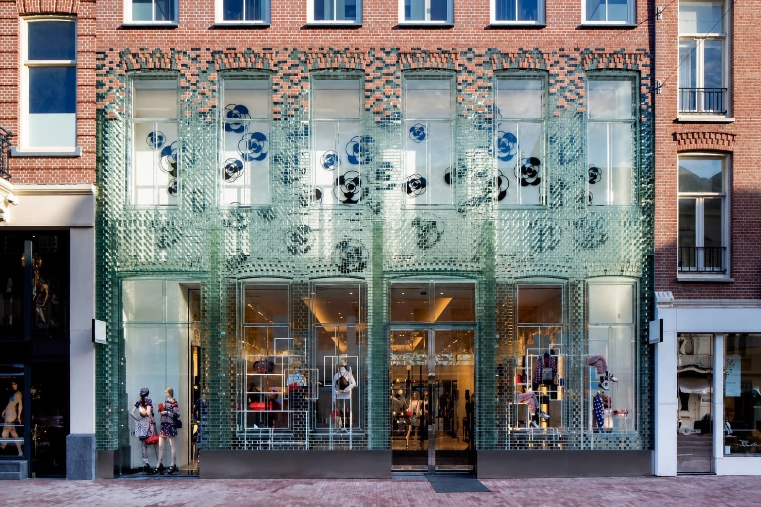 P.C. Hooftstraat'taki Chanel butiği, cam tuğla cephe