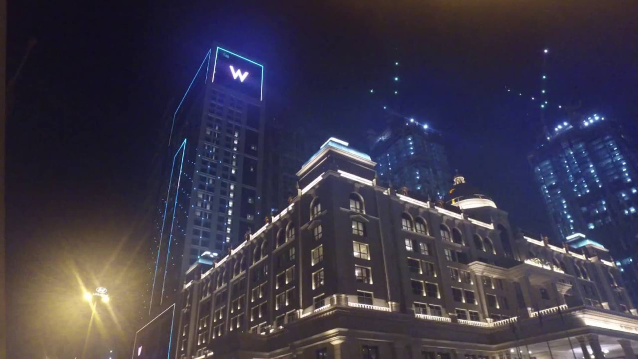 Al Habtoor City'deki W Dubai, geceleyin