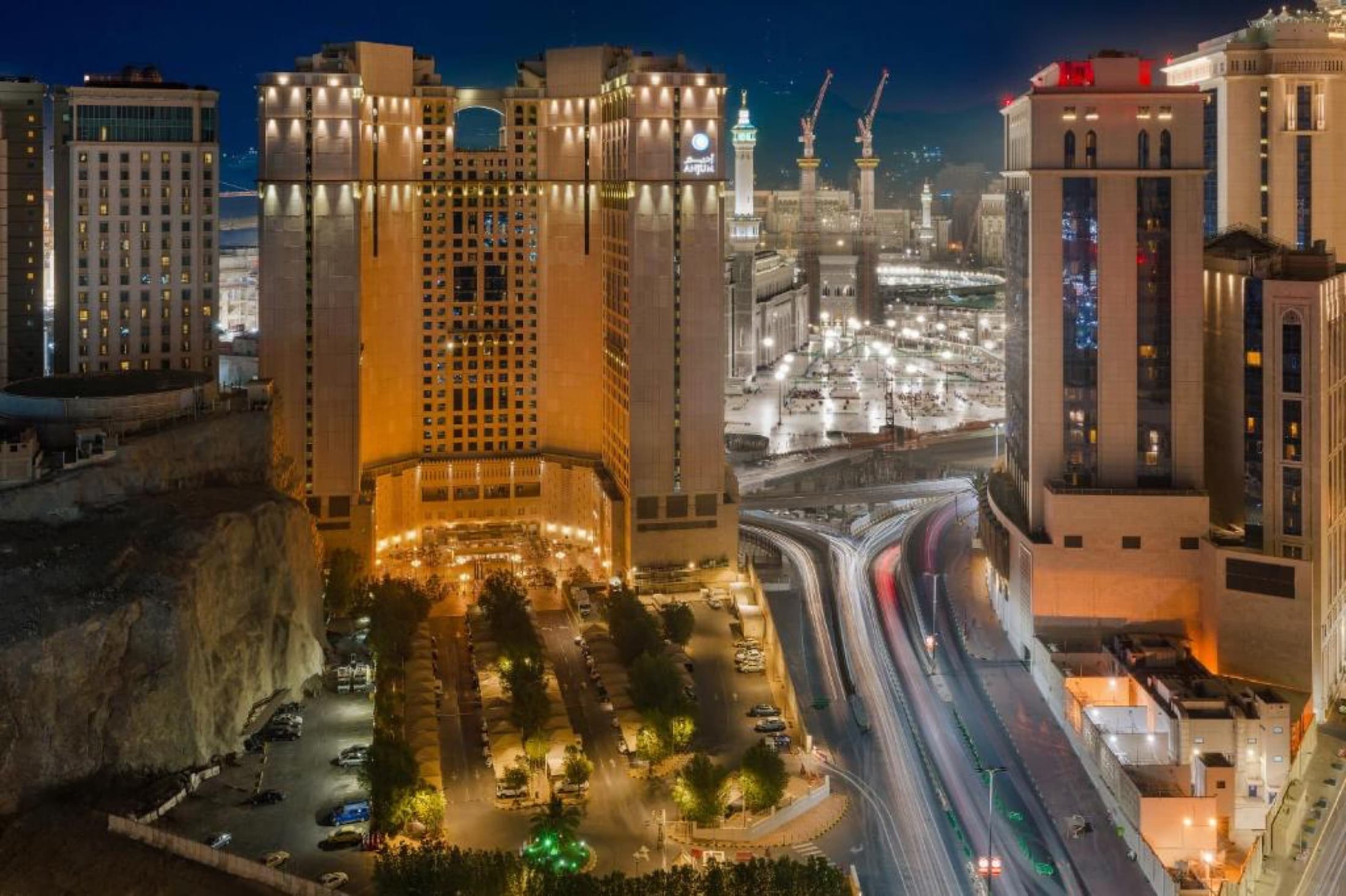 Anjum Makkah Oteli, geceleyin Harem-i Şerif'in yanında
