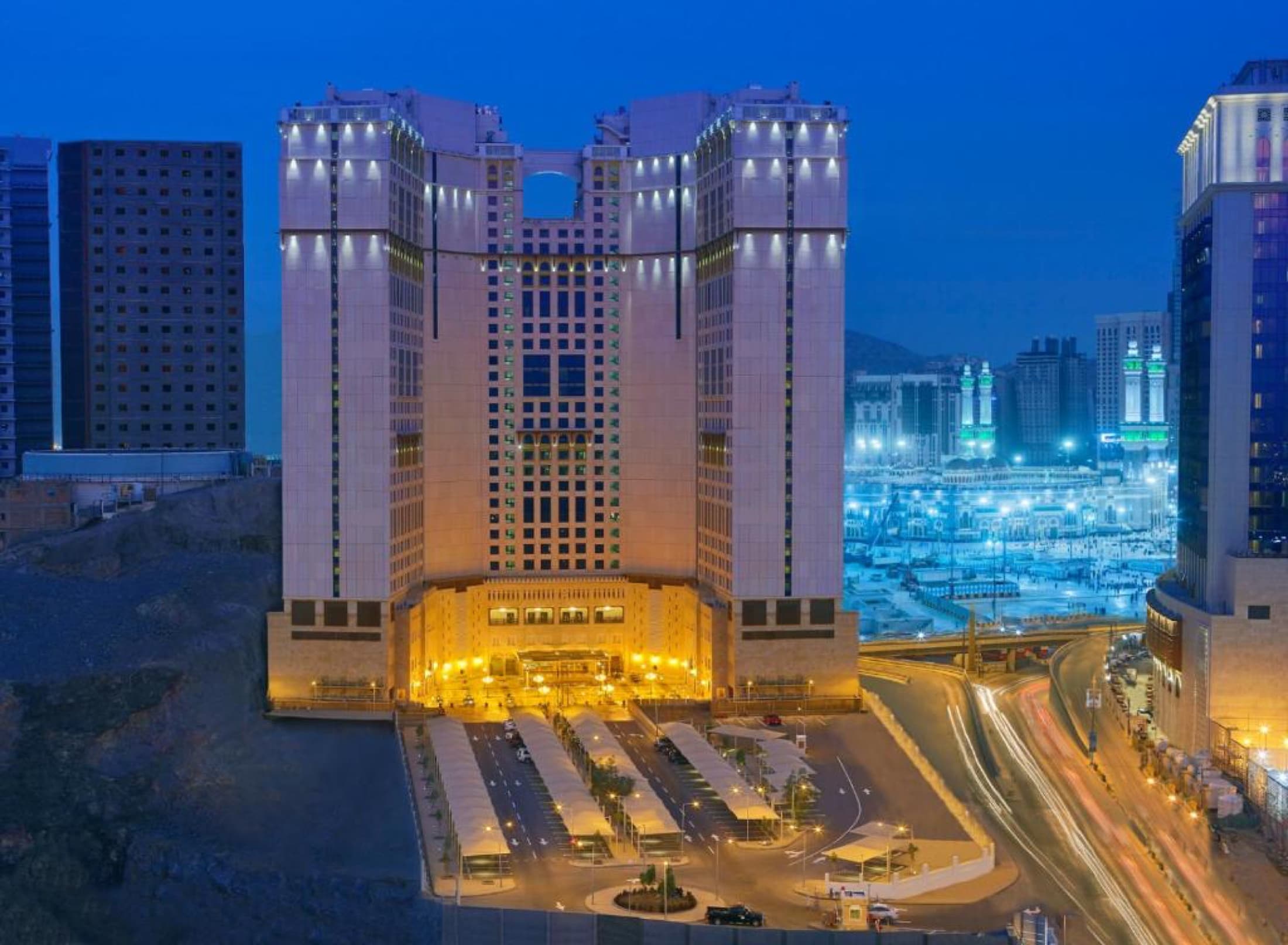 Anjum Makkah Oteli'nin kulesi, geceleyin
