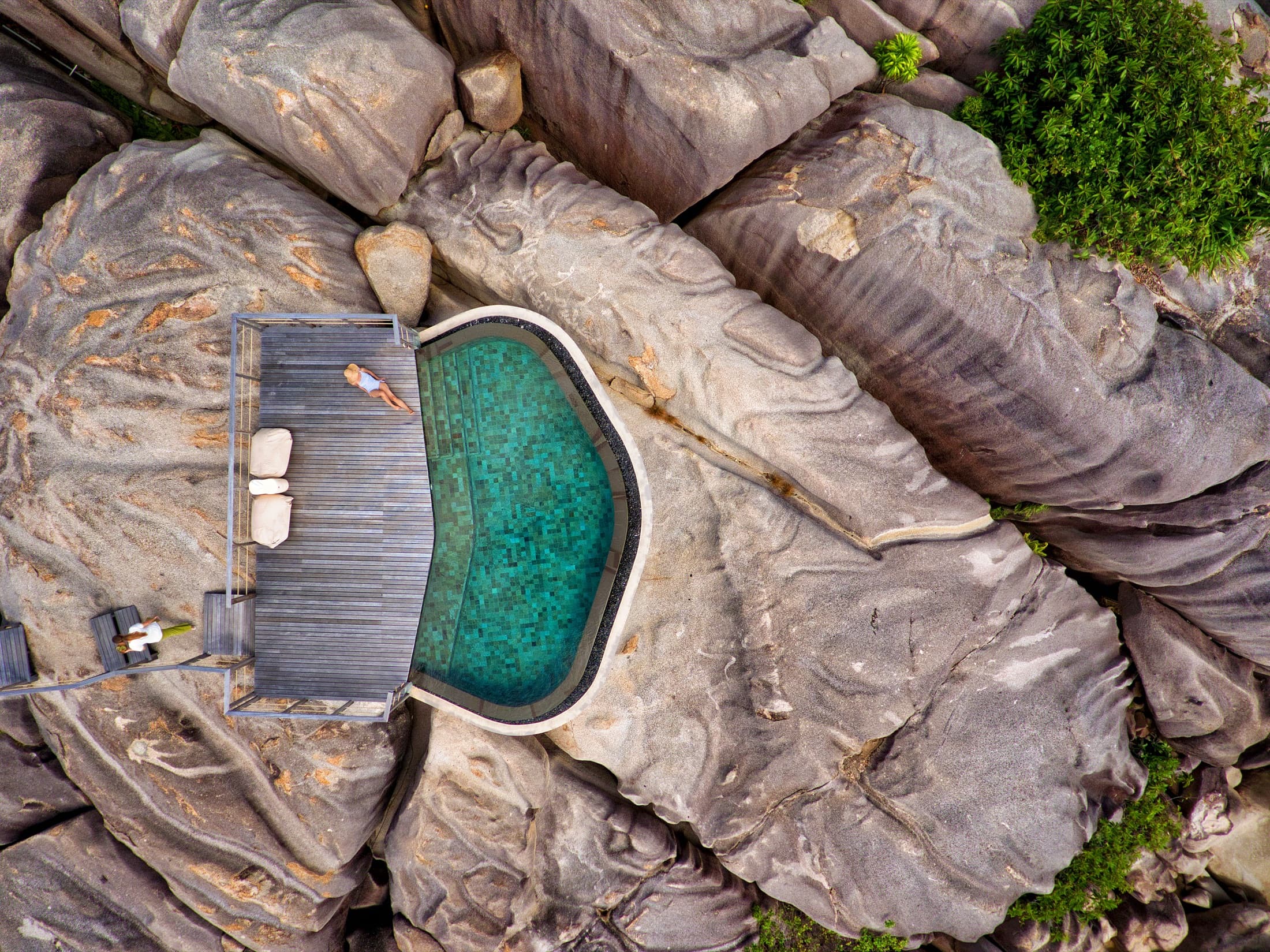 Six Senses Zil Pasyon'un granit kayalıklar üzerindeki spa havuzu, yukarıdan